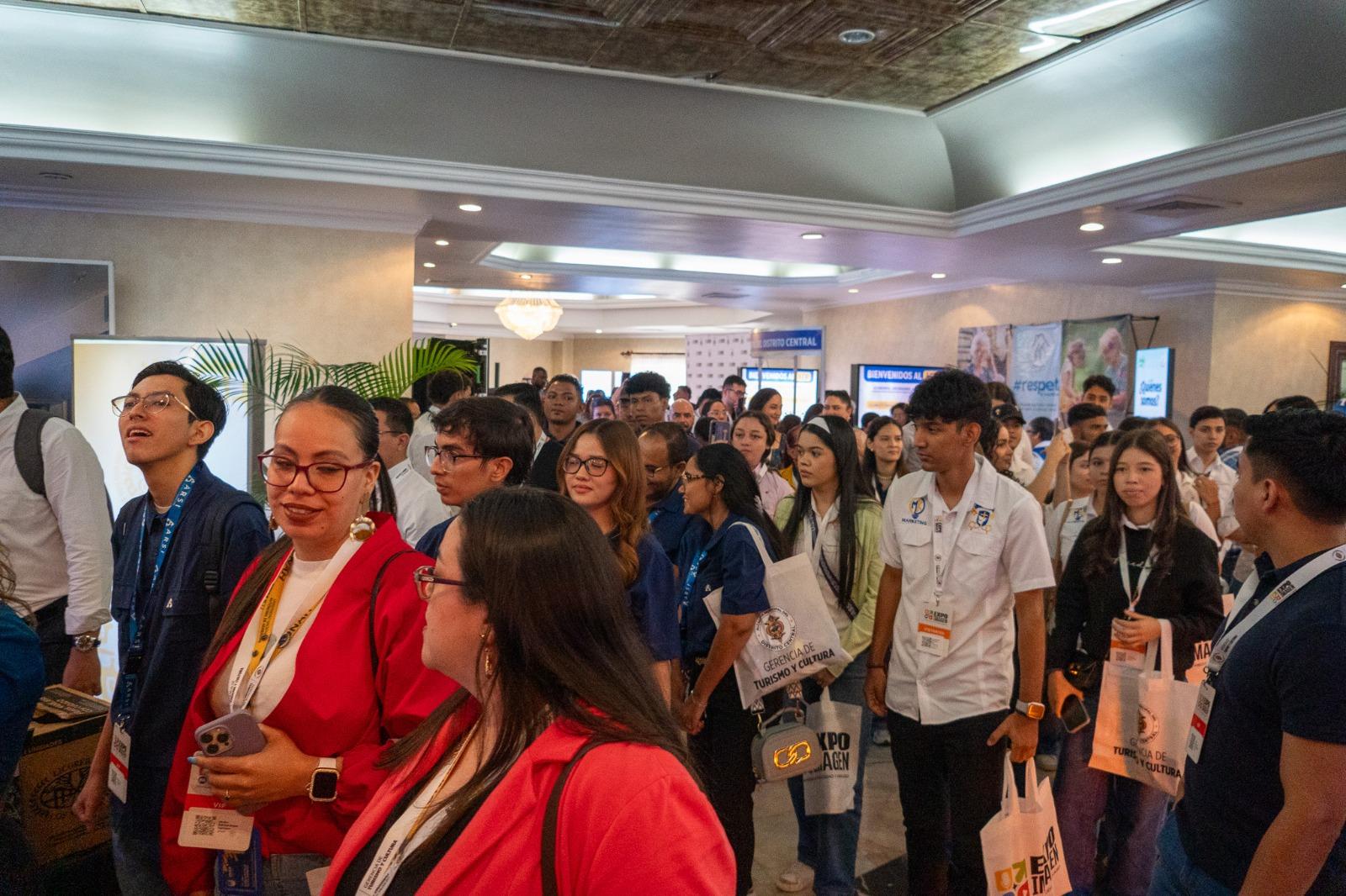 Cientos de profesionales y visitantes en los pasillos de Expo Imagen 2026