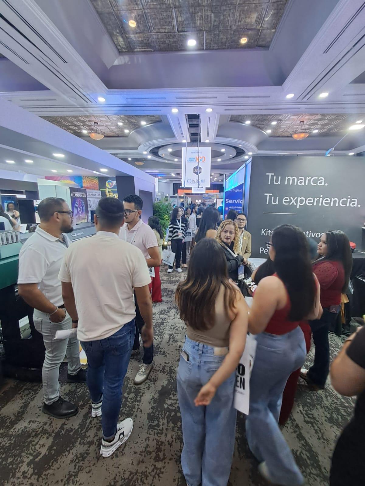 Recorrido por pasillos de stands con dinámicas y experiencias de marca