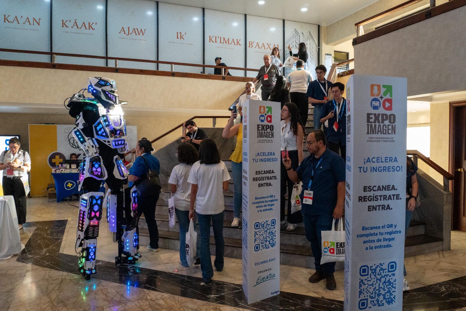 Bienvenida interactiva con robot LED y tótems de registro rápido en Expo Imagen 2026